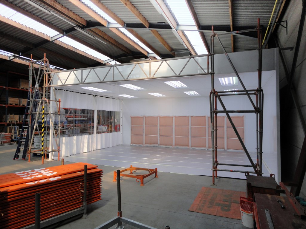 Brede spuitwand met voorbouw voor lakken van stellingbouw