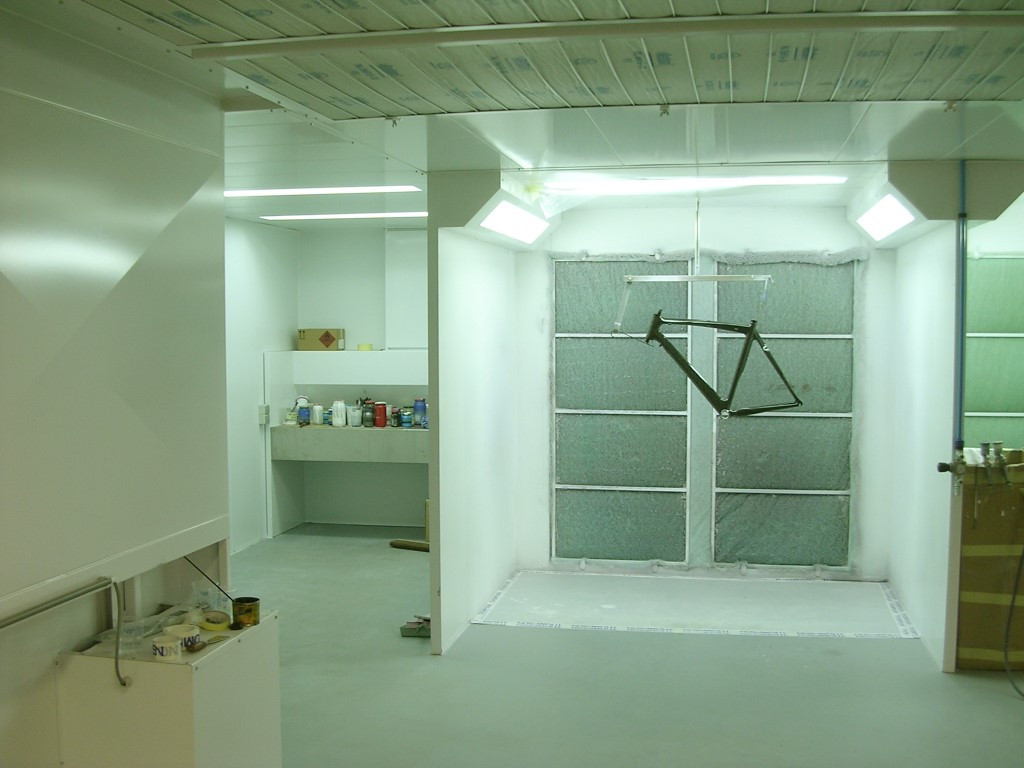 Spuitwand met mengtafel en plafondfilter