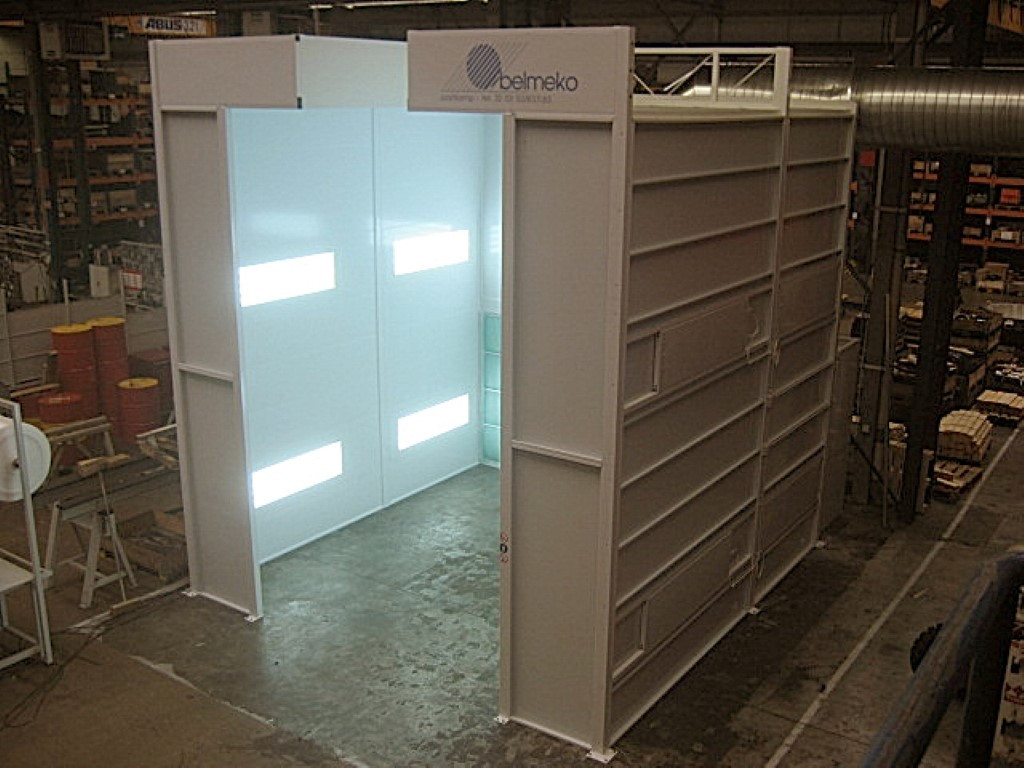 Low budget cabine met geïntegreerde spuitwand