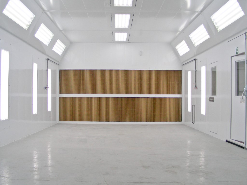 Spuitwand in een cabine met diagonale ventilatie