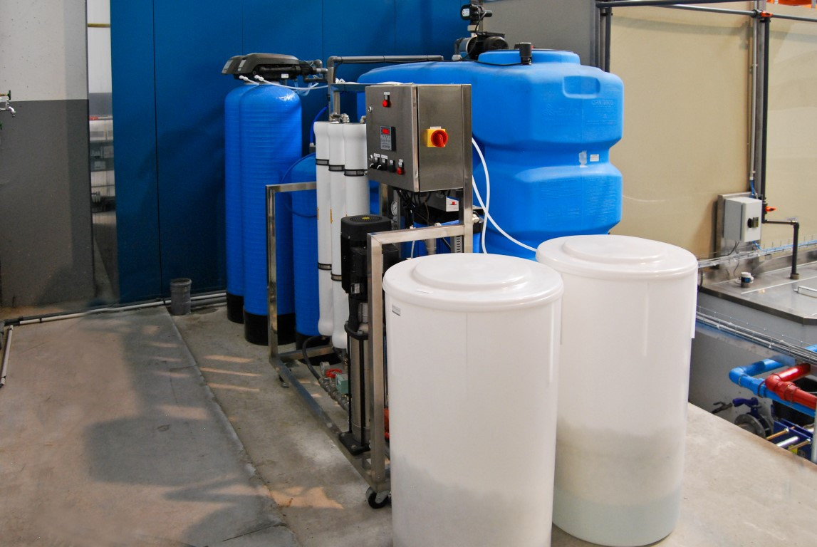 Demineralised water installation for the pre-treatment