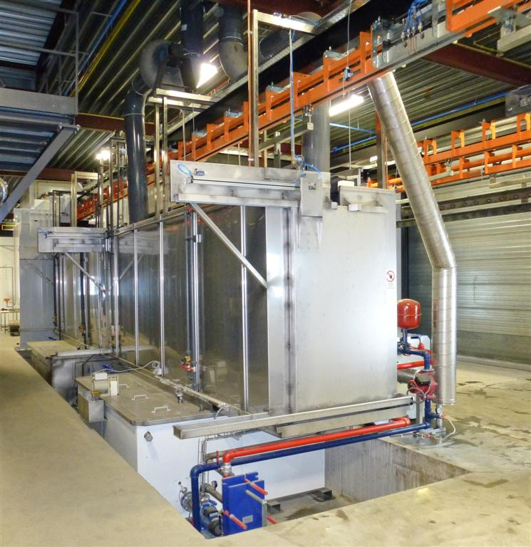 Spray pretreatment system done by a washing chamber with automatic doors