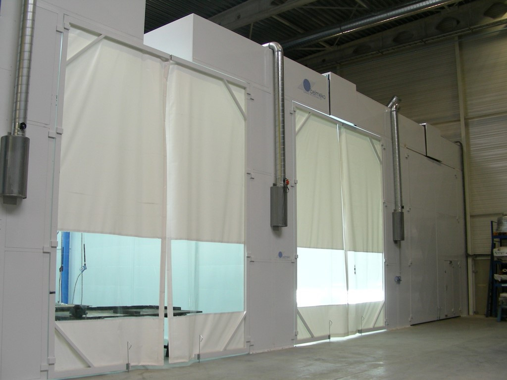 Totale verfinstallatie: straalcabine met wascabine en spuitcabine. Allen met gleuf.