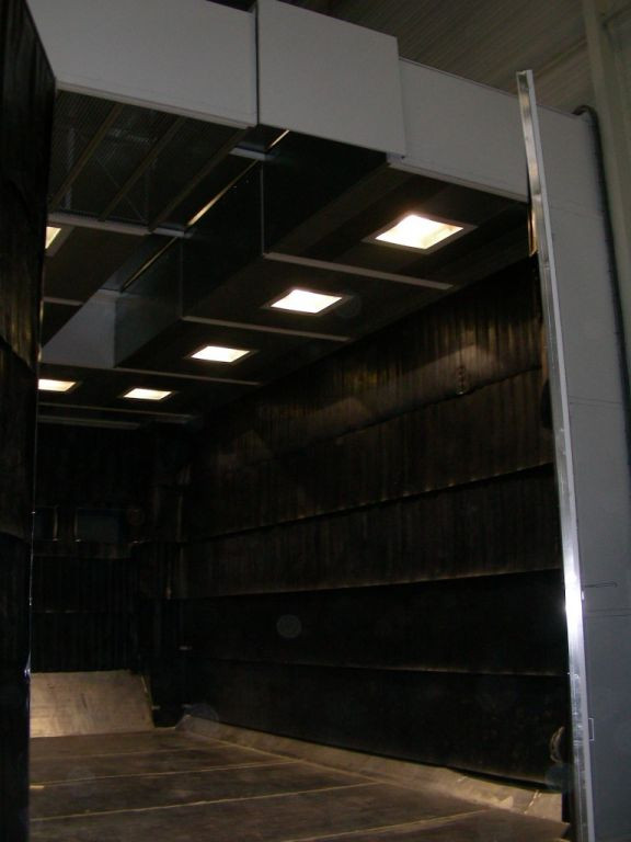 Zandstraalcabine met gleuf