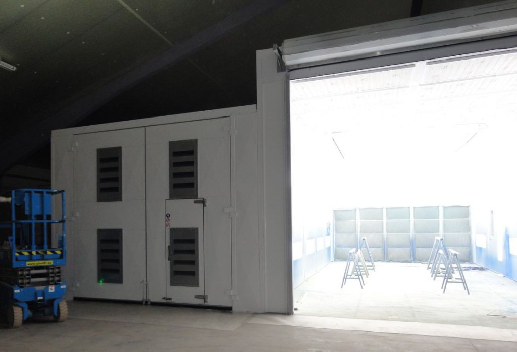 Straalcabine naast een natlak cabine