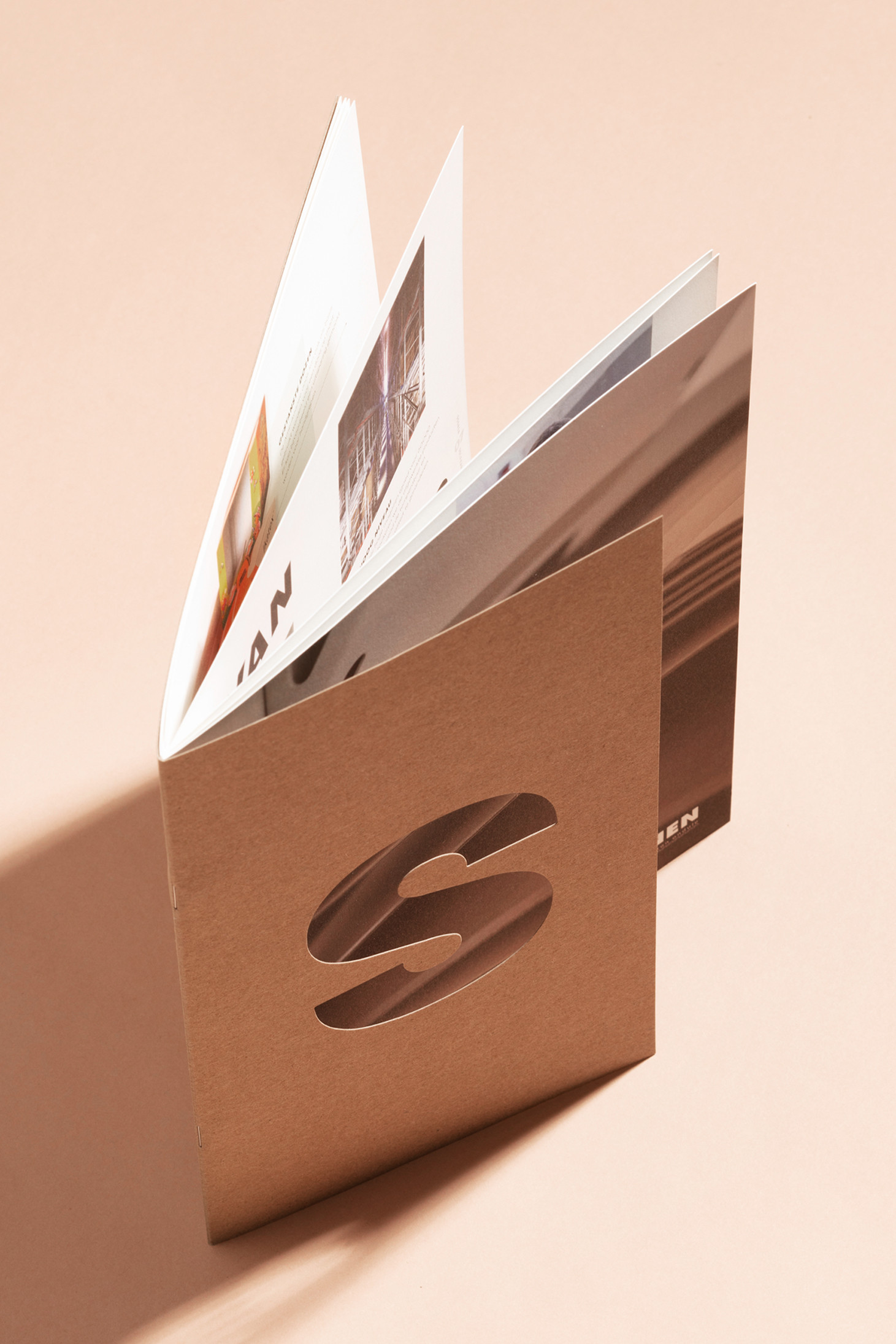 Speciale cover voor een bedrijfsbrochure