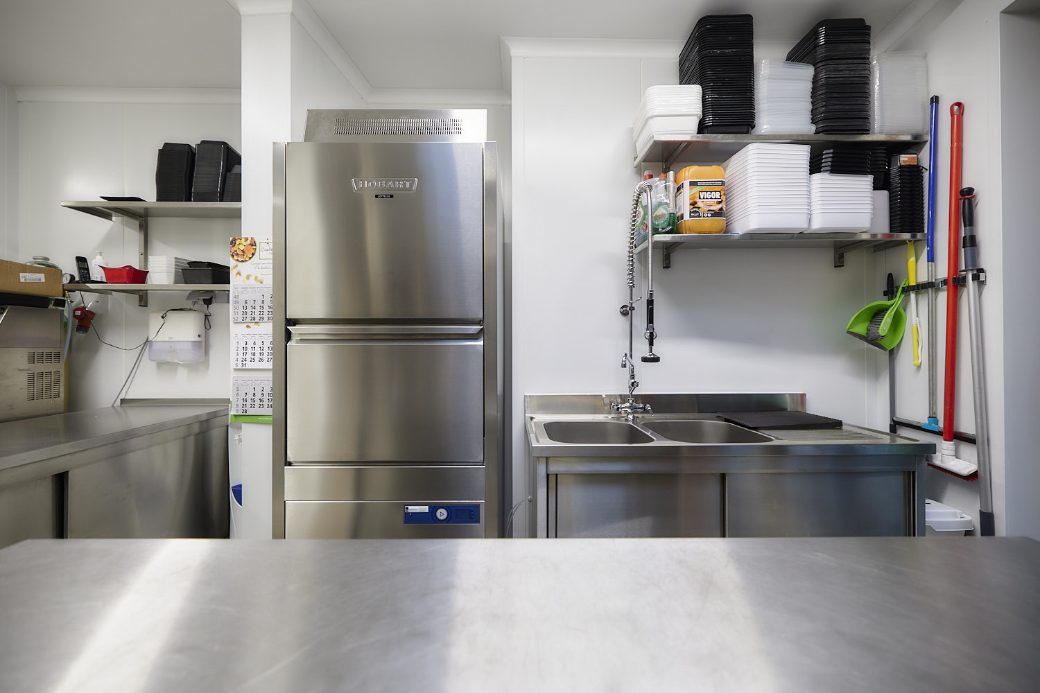 Renovatie atelier voorzien van nieuwe Hobart gereedschapsmachine afwaszone, dampkapinstallatie...