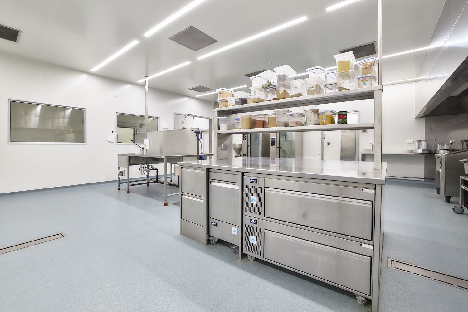 Vers en Veggie productie atelier Voor de inrichting en inoxconstructies op maat van een nieuw productie atelier voor Vers en...