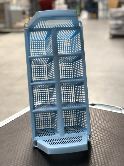 voorzien van geintegreerde beugels - stapelbaar - 8 vakjes - kleur licht blauw
