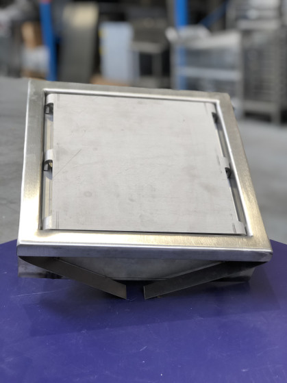 VLOERPUT INOX 300x300 VERTIKALE UITGANG uitgang dia 76 mm - uitneembare rooster en brokkenmand - ingebouwd reukslot - equipotentiele...