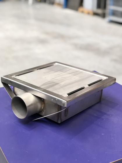 VLOERPUT INOX 300x300 HORIZONTALE UITGANG Zijuitgang dia 76 mm - uitneembare rooster en brokkenmand - ingebouwd reukslot - equipotentiele...
