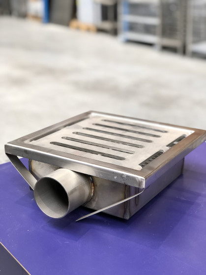 VLOERPUT INOX 300x300 HORIZONTALE UITGANG Zijuitgang dia 76 mm - uitneembare rooster en brokkenmand - ingebouwd reukslot - equipotentiele...