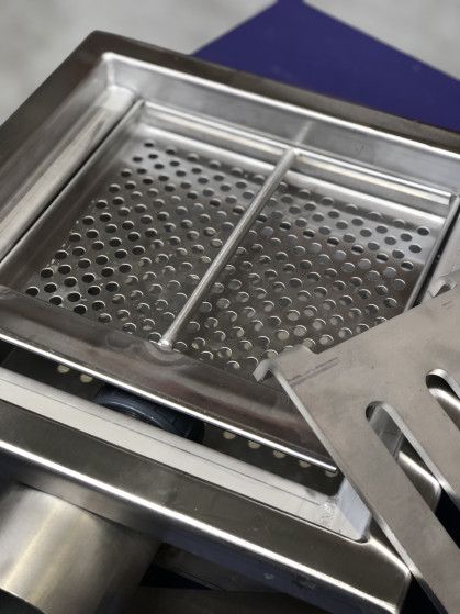 VLOERPUT INOX 300x300 HORIZONTALE UITGANG Zijuitgang dia 76 mm - uitneembare rooster en brokkenmand - ingebouwd reukslot - equipotentiele...