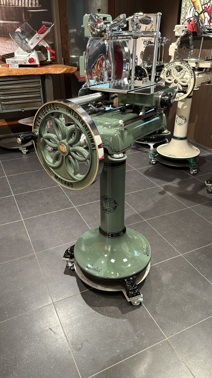 Berkel B114 Catalogusprijs 2024 excl. btw Prijs af fabriek. Op basis van afhaling. Exclusief...