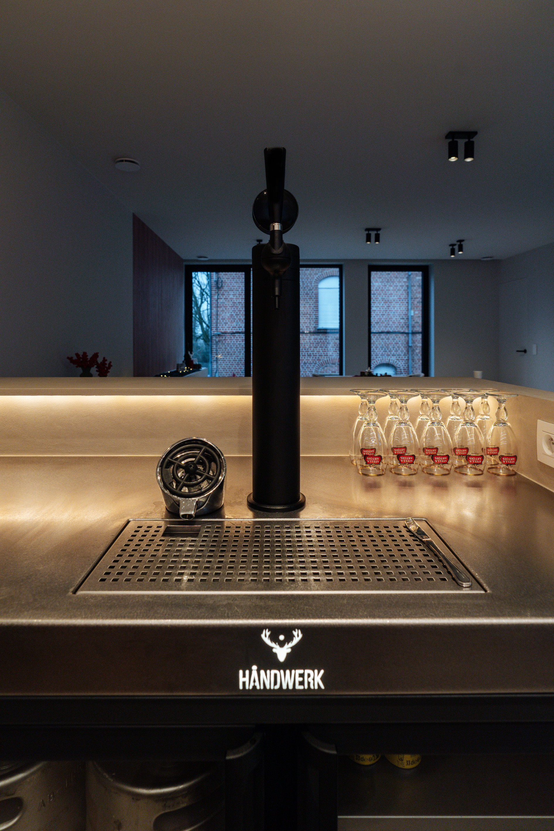 Inox × dark brown wood. Handmade, warm en modern tegelijk. Een tijdloze combinatie die rust...