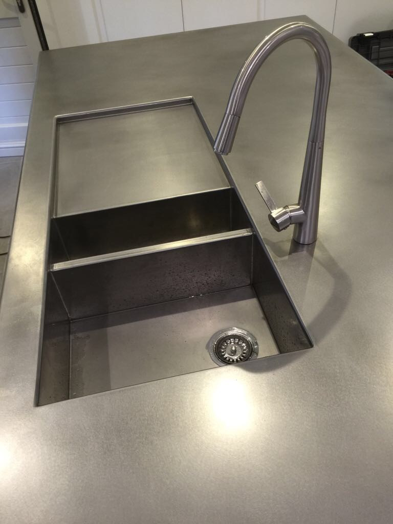 Droom je ook van een strak inoxdesign keukenblad? Dit Inox werkblad met ingelaste spoelbak -werd gerealiseerd voor een privékeuken. De klant...