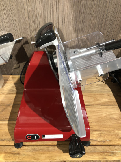 BERKEL REDLINE RL250 Catalogusprijs 2023 excl. btw
•Verkrijgbaar in zwart
• Helling van plateau (38...