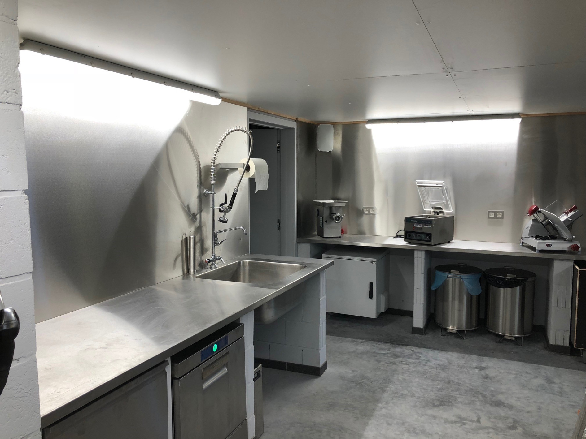 Privé Versnijderij i.s.m. met Elbeko Villabouw Private inrichting voor eigen vleesverwerking en cateringkeuken i.s.m. Elbeko...