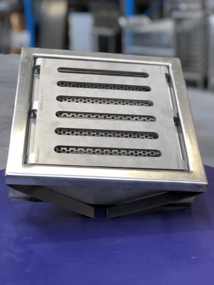 VLOERPUT INOX 300x300 VERTIKALE UITGANG uitgang dia 76 mm - uitneembare rooster en brokkenmand - ingebouwd reukslot - equipotentiele...
