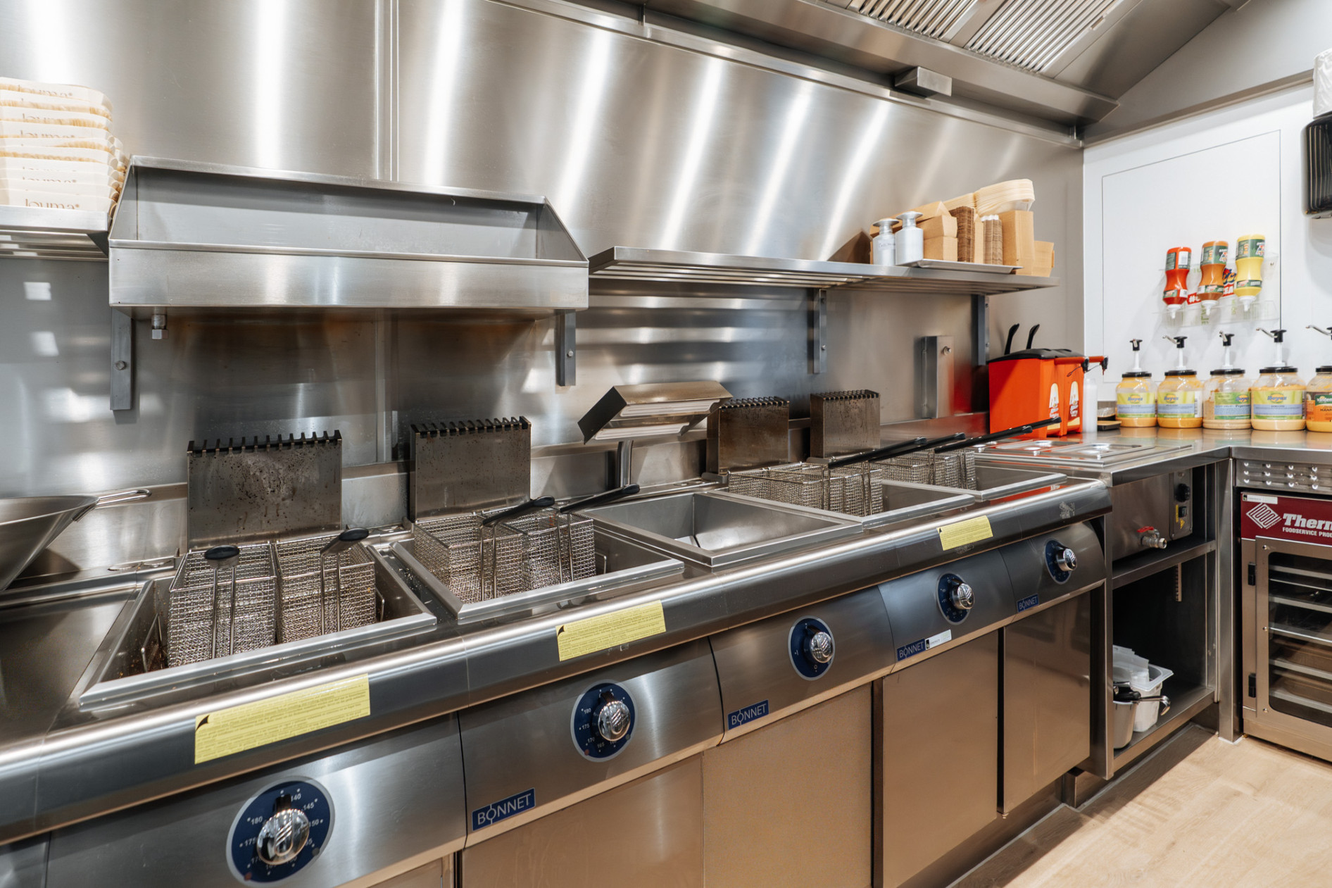 Friterie Louma Roeselare Een realisatie om trots op te zijn. Voor Friterie Louma te Roeselare mochten wij een volledige...