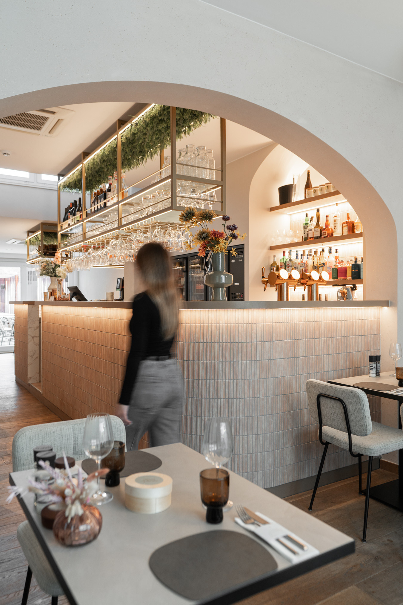 Resto Louma Roeselare Een project waar vakmanschap en beleving samenkomen. Voor Resto Louma mochten wij een volledige...