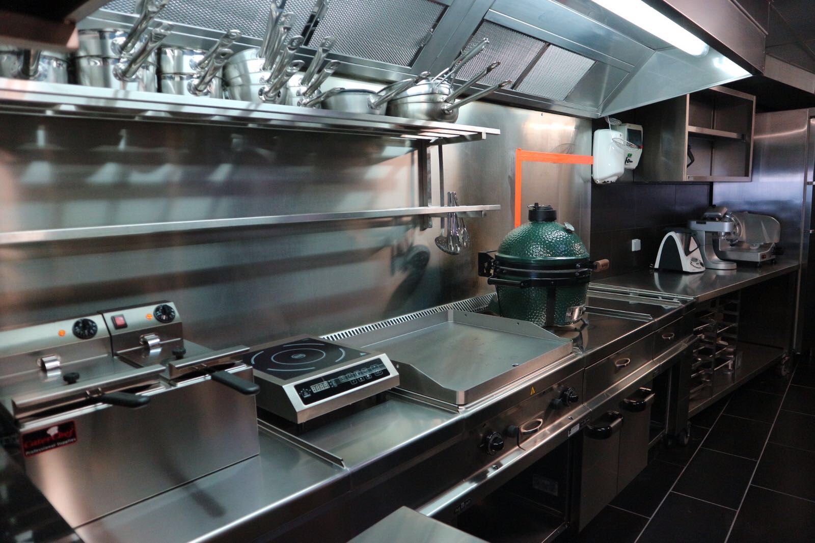 Eethuis Milo Nieuwpoort - Herinrichting keuken Met succes mochtten wij de keuken van het nieuwe eethuis van dit jonge ambitieuze koppel...