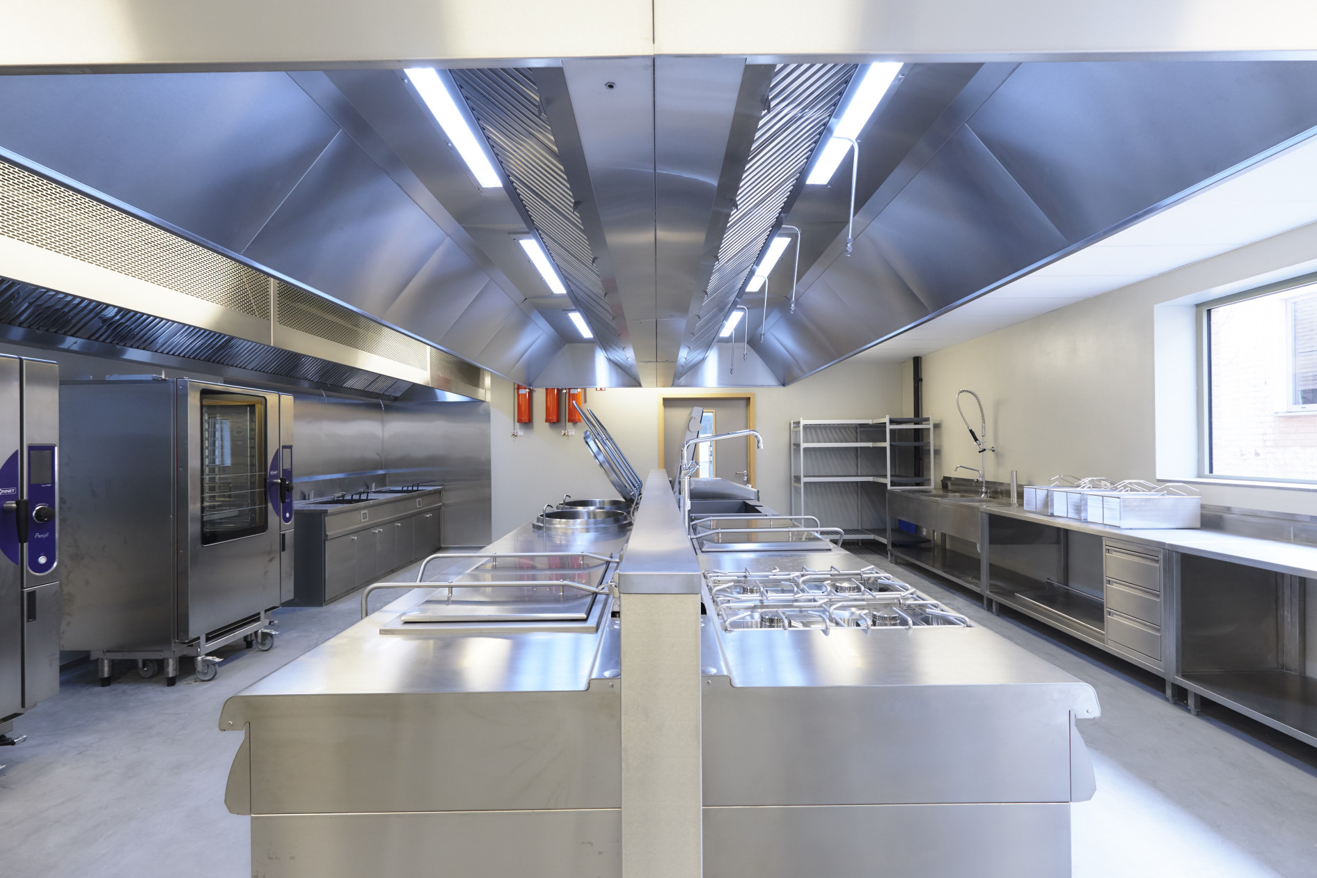 Realisatie VTI Roeselare grootkeuken-buffetten Voor de totale realisatie van de nieuwe keuken, afwaszone en zelfbedieningsrestaurant was CD...