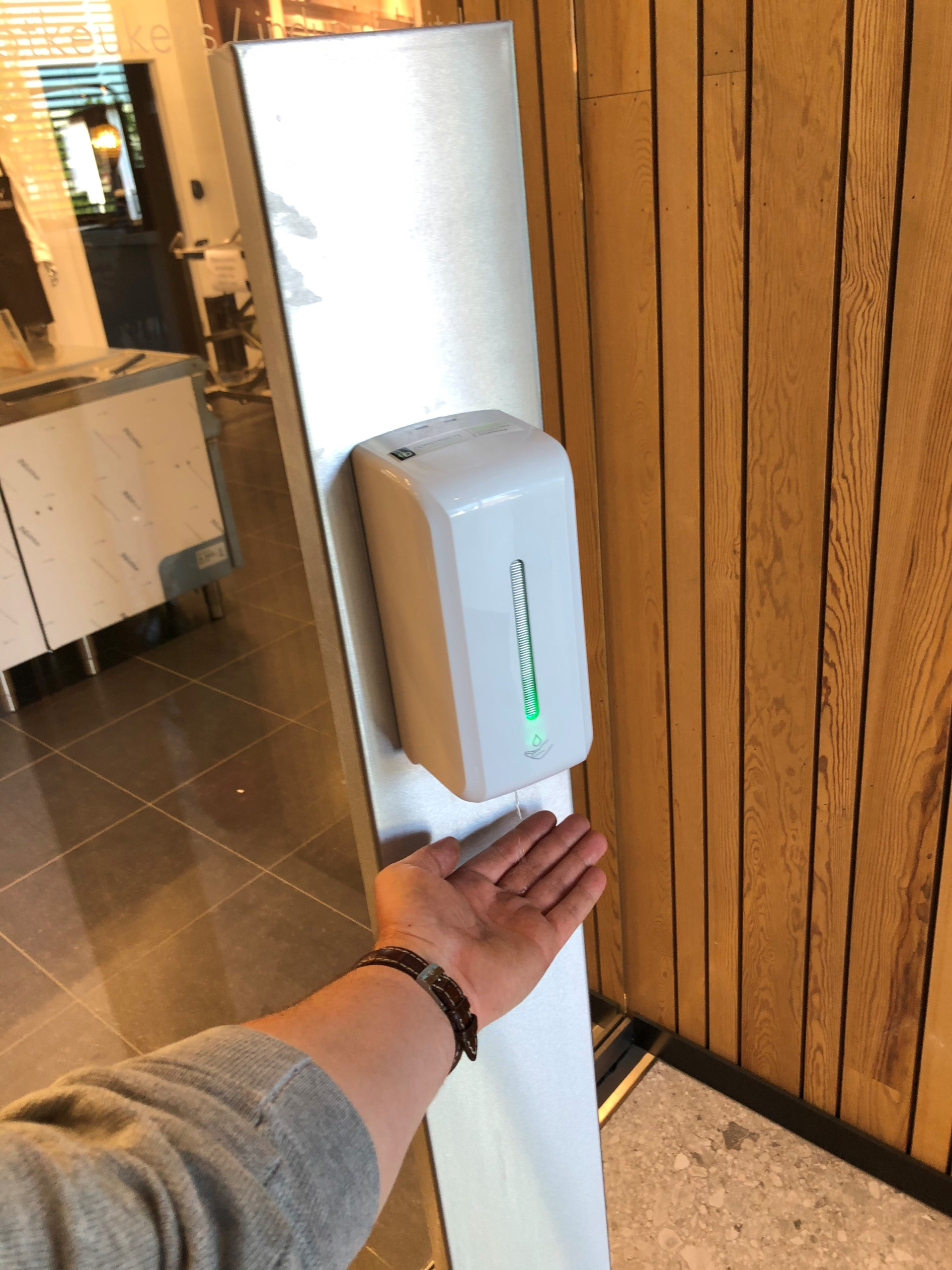 Automatische & elleboog desinfectiezuilen Actueel hebben wij een grote voorraad aan automatische en elleboog desinfectiezuilen. Deze...