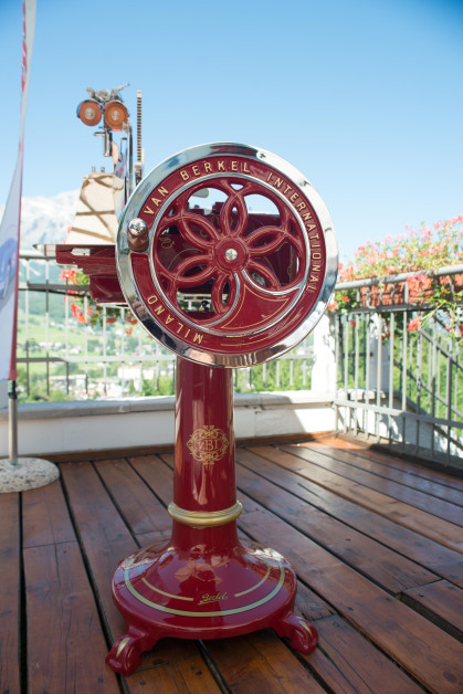 Berkel Volano L16 inclusief voet Catalogusprijs januari 2025 excl. btw
DE ALLURE VAN HERROEPING.
Een eeuw na het einde...