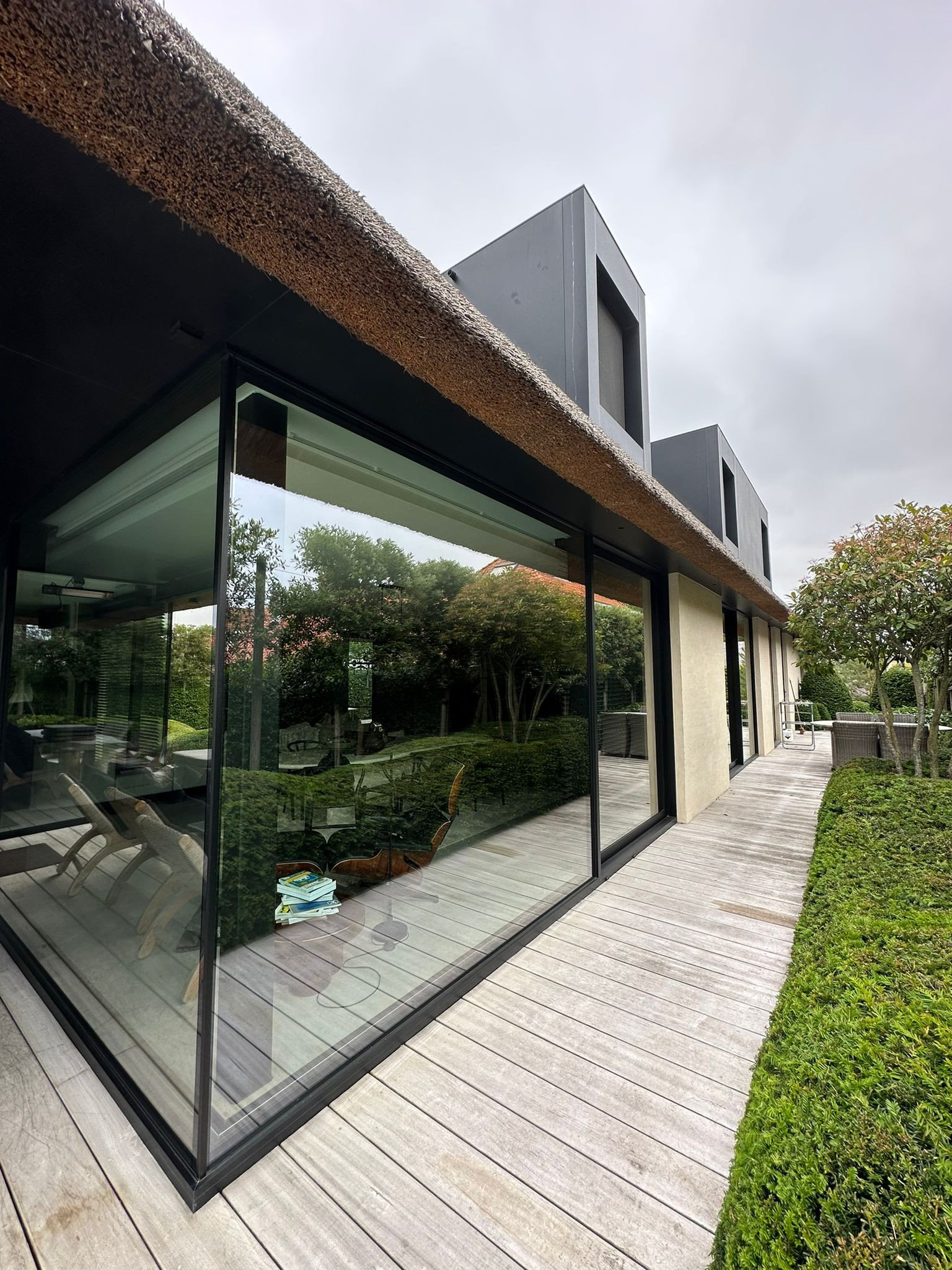 Steellook buitenschrijnwerk met karaktervolle lijnen en maximale lichtinval.
