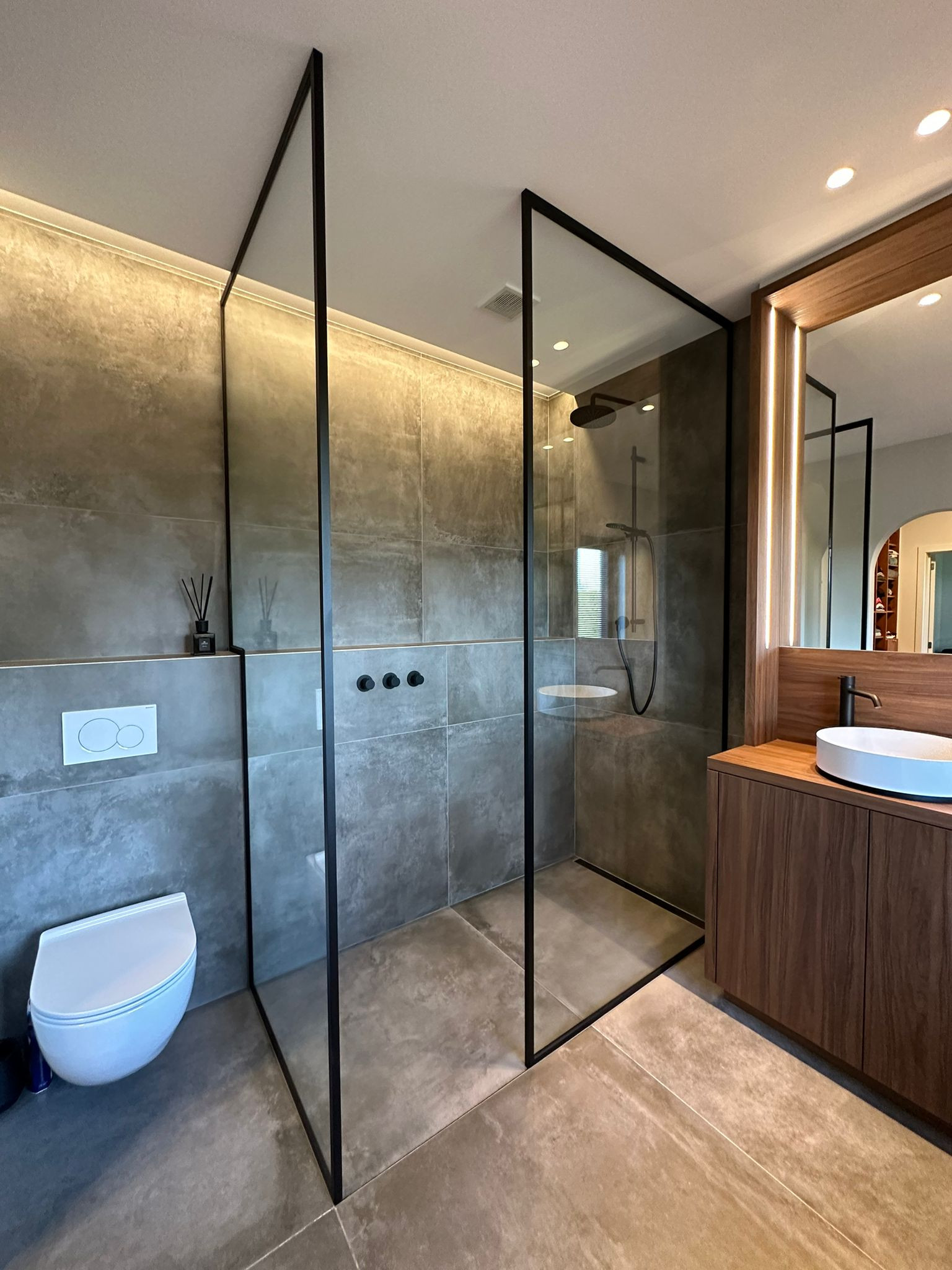 Glazen douchewanden geven elke badkamer een open, moderne uitstraling.