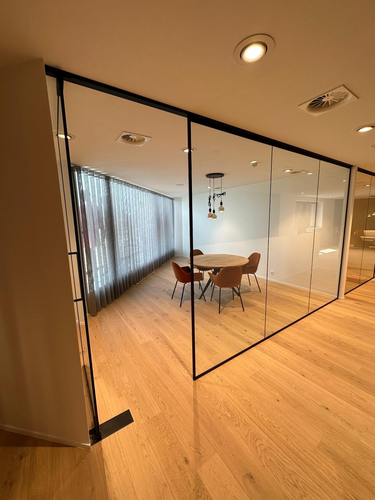 Met glazen schuifdeuren combineer je ruimtebesparing met een strak design. Ideaal voor woonkamers, keukens en kantoren waar licht en flexibiliteit centraal staan.