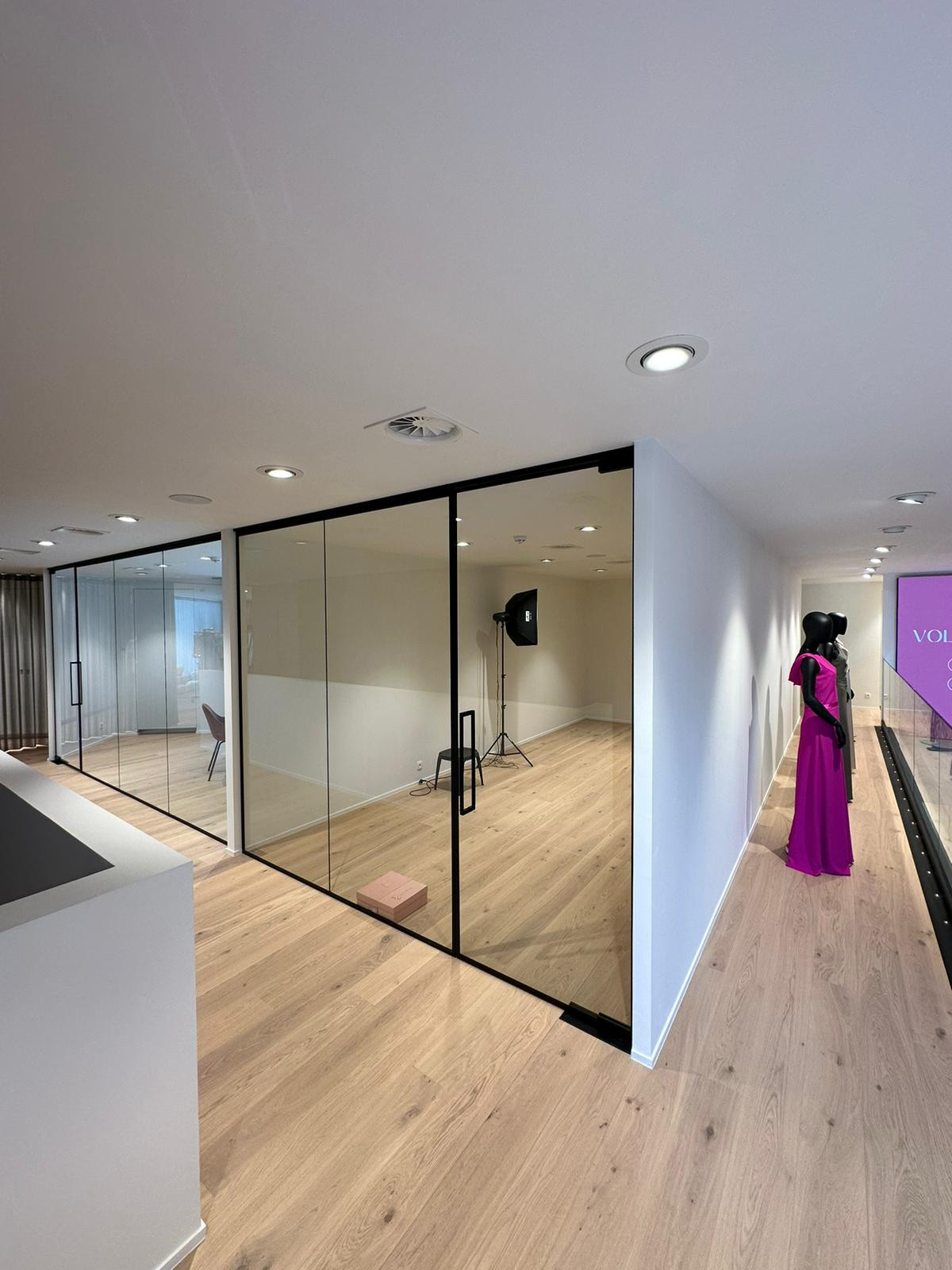 Ontdek inspirerende glazen deuren bij Construktglas: industriële uitstraling, slanke profielen en glazen deuren op maat voor een tijdloos en modern interieur.