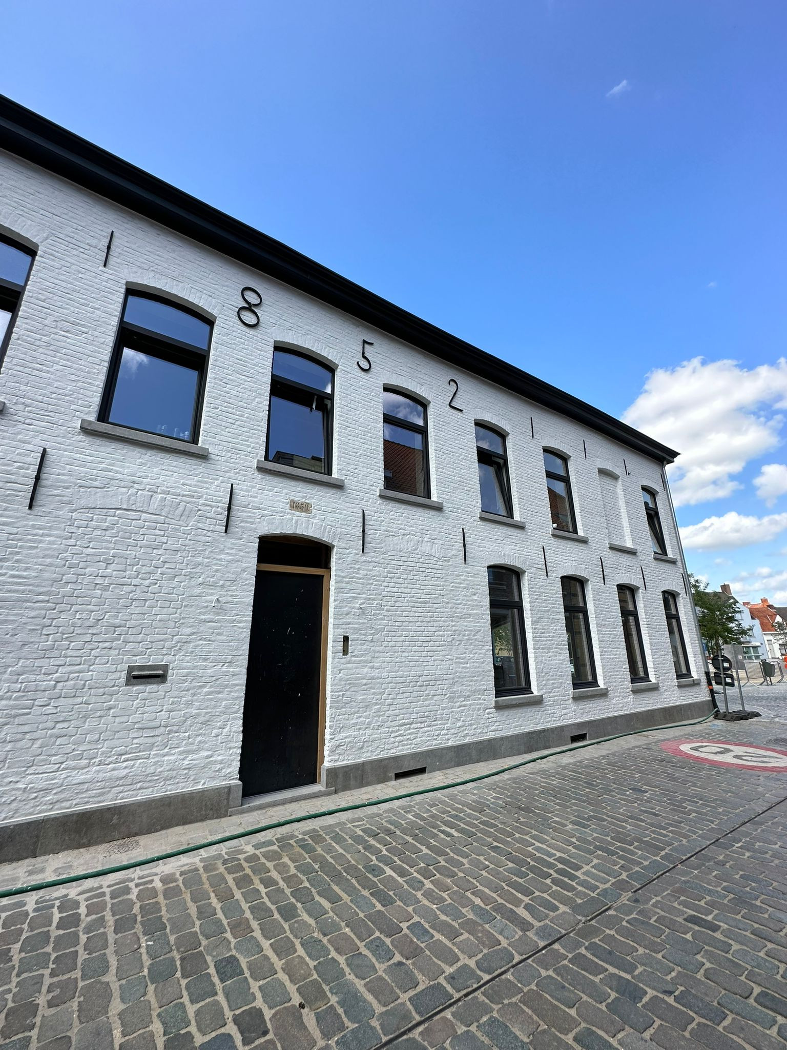 Ontdek inspirerend buitenschrijnwerk in aluminium en pvc bij Construktglas: ramen en deuren op maat, duurzaam, isolerend en perfect afgestemd op jouw woning.