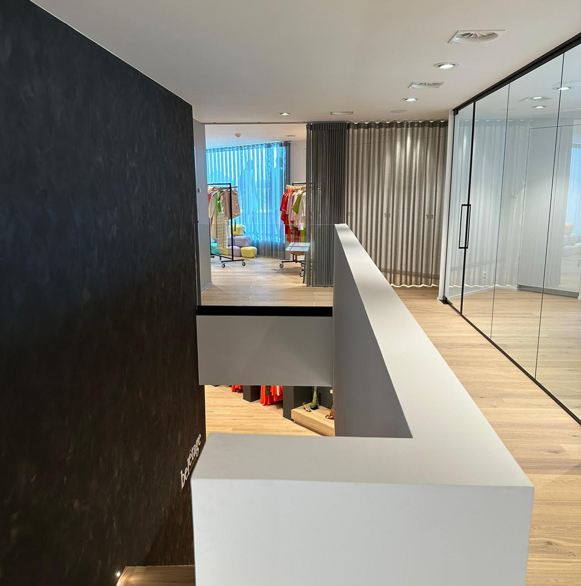 Ontdek inspirerende glazen balustrades bij Construktglas: stijlvolle en veilige oplossingen voor trappen, vides, terrassen en balkons. Volledig op maat en perfect geïntegreerd in elk interieur of exterieur.