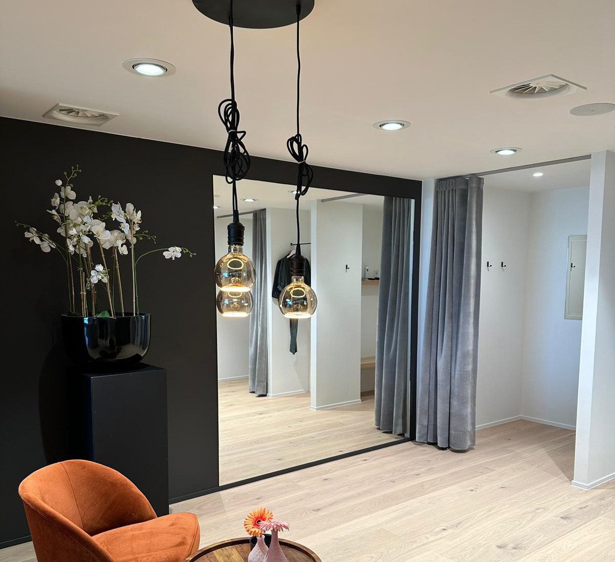Voor Béné in Izegem realiseerden we glaswerk op maat dat het interieur een moderne en verfijnde uitstraling geeft.<br />De strakke glazen afwerkingen zorgen voor licht, ruimte en transparantie, ideaal voor stijlvolle winkelbeleving.