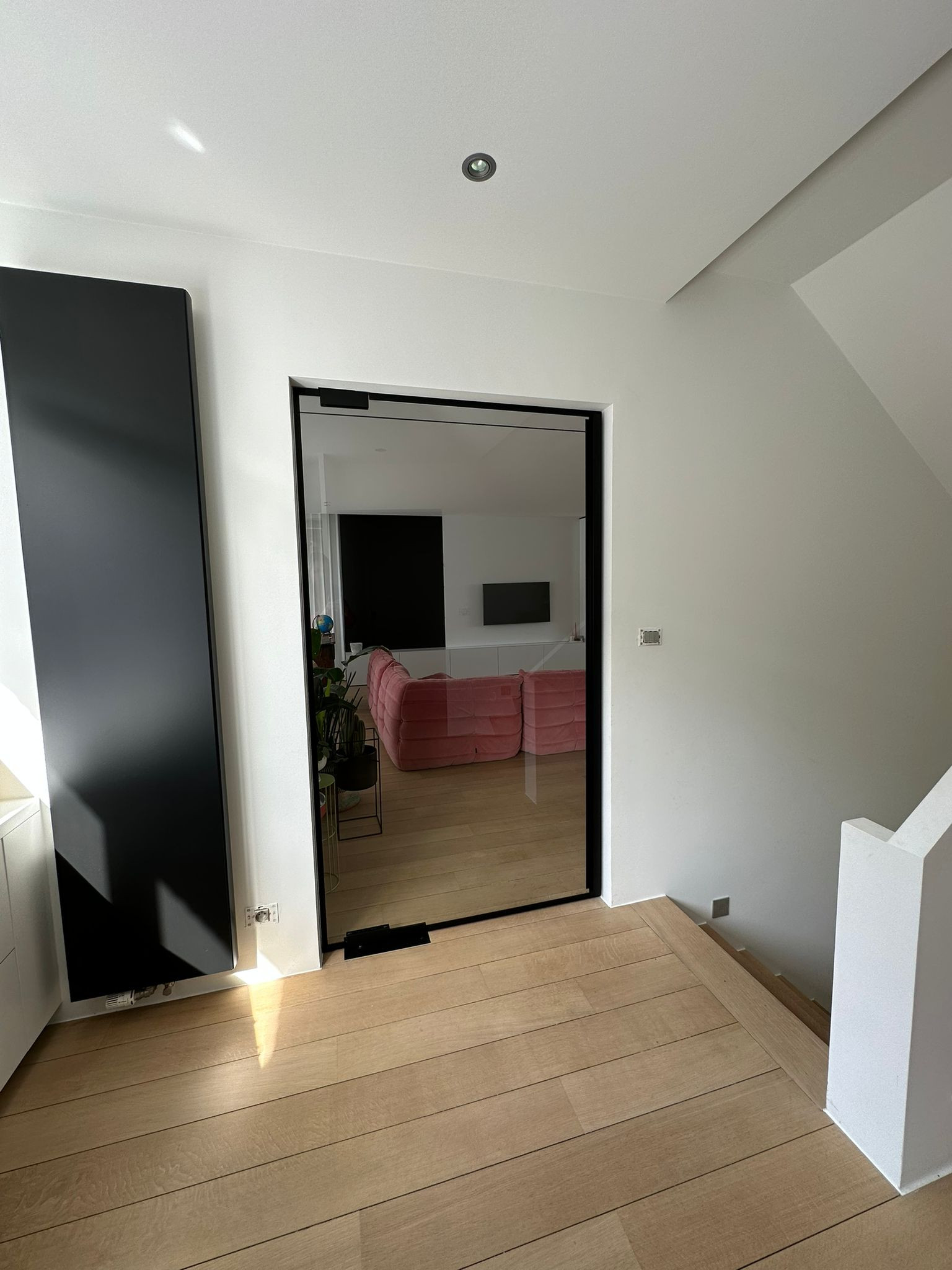 Steellookdeuren combineren het karakter van staal met het comfort van moderne glasoplossingen.