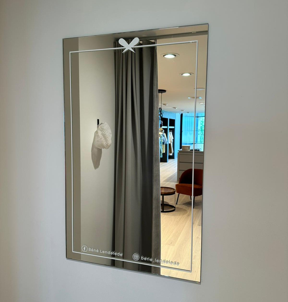 Stijlvolle paskamers met spiegels op maat maken shoppen bij Béné een echte beleving.<br />De spiegelwand zorgt voor ruimte, licht en elegantie, terwijl het perfect aansluit bij het modern interieur van de winkel.