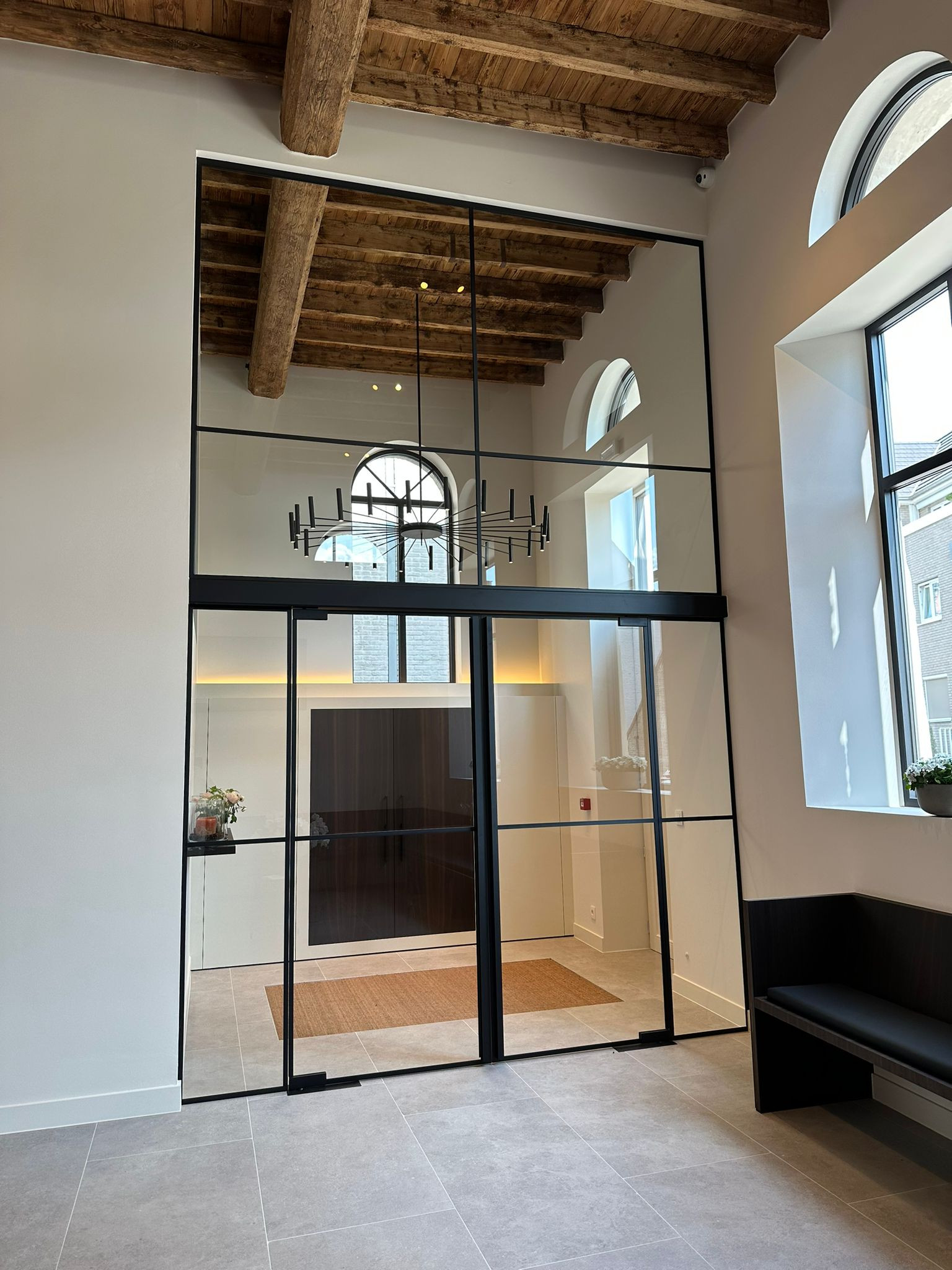 Dankzij slanke profielen en hoogwaardig glas creëren steellook deuren een open, industriële en elegante sfeer in elk interieur.