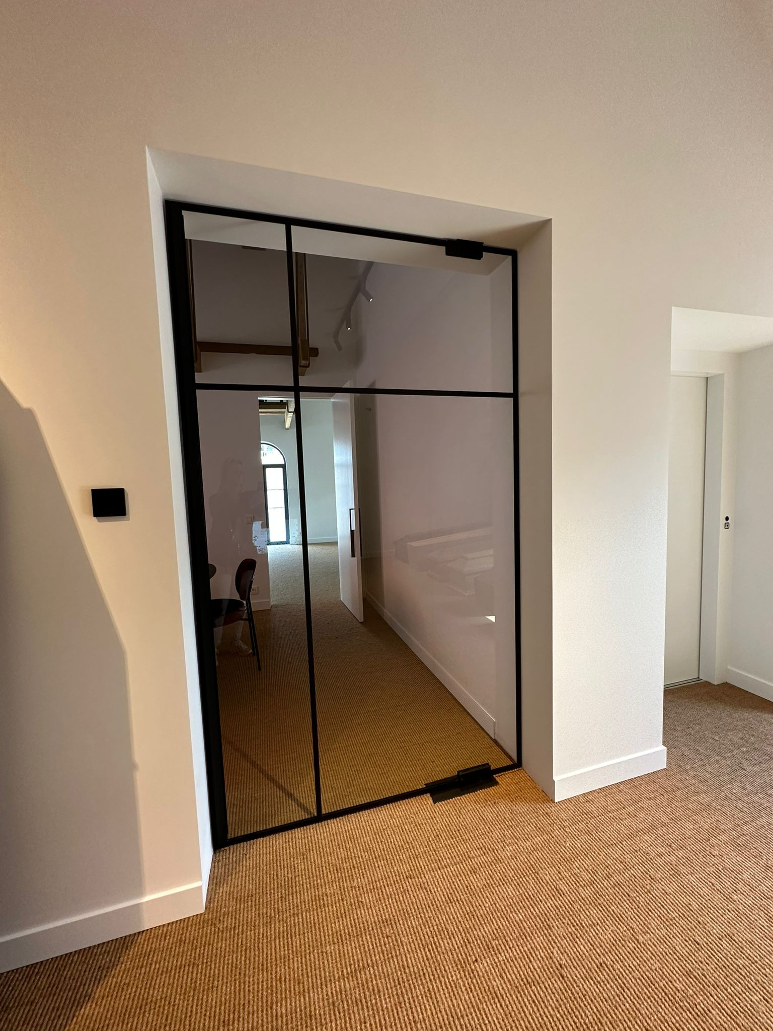 Een steellook pivoterende glazen deur combineert een industriële uitstraling met ruimtebesparend comfort. Ideaal voor woonkamers, keukens en kantoren met een modern karakter.