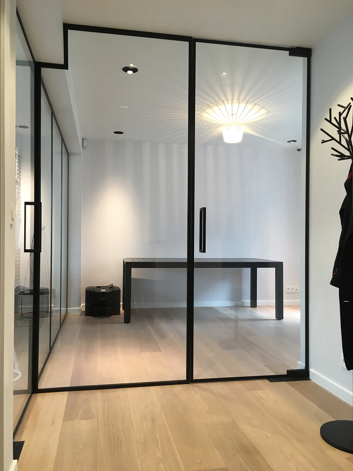 Dubbele steellook deuren zorgen voor een brede doorgang en een luxueuze uitstraling.
