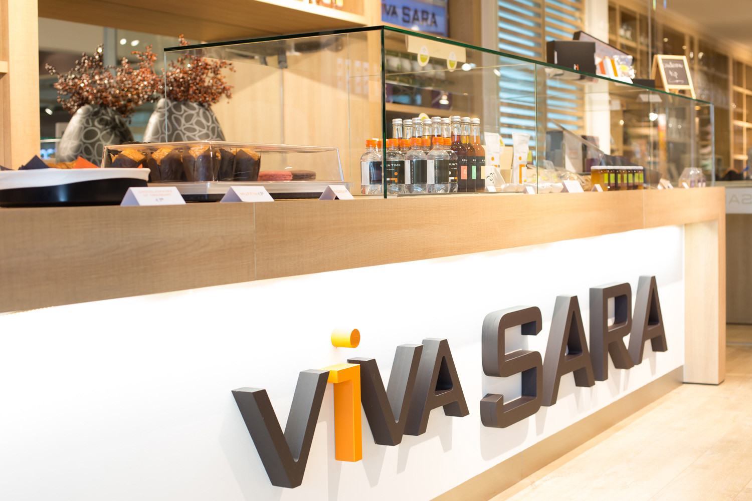 Voor Viva Sara realiseerden we een strak toonbankpaneel in glas.<br />Het glas zorgt voor een lichte, open uitstraling en geeft de balie een moderne en verzorgde look.<br />Een detail dat meteen professionaliteit en klasse uitstraalt.