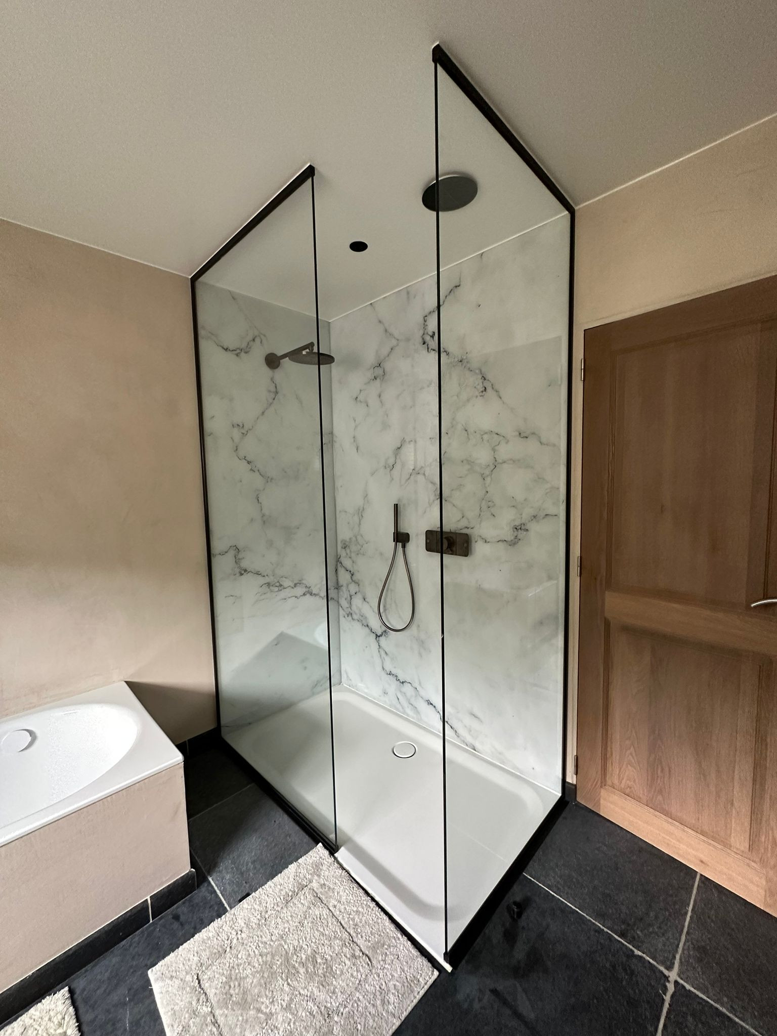 Perfecte afwerking glazen wand voor douche