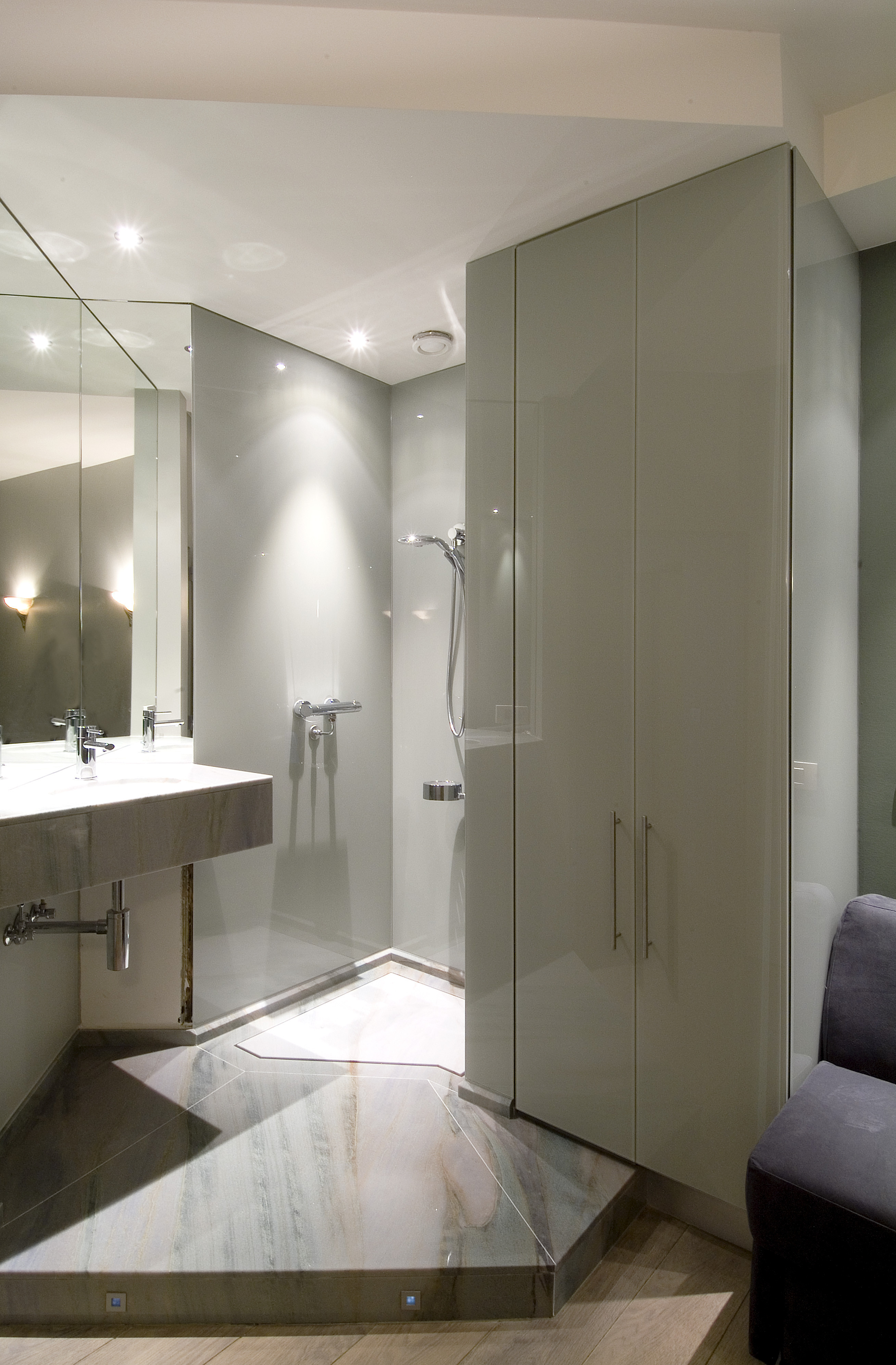Maatwerk douchewanden. Of u nu kiest voor een strakke inloopdouche met glazen wand, een douchewand met draaideur of een complete glazen doucheoplossing: wij combineren design, veiligheid en maatwerk in elk project.