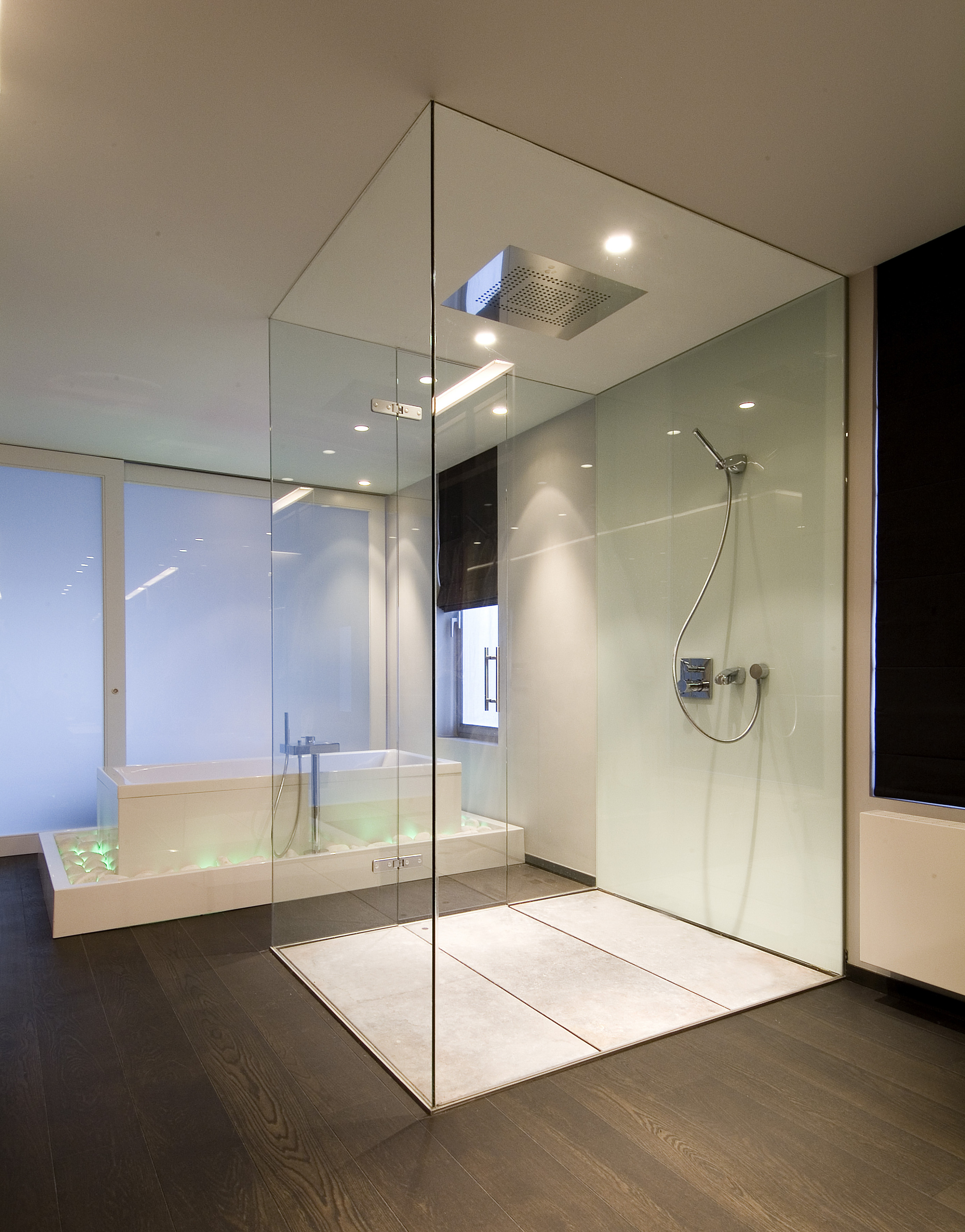 Maatwerk glazen douchewand. Dankzij de transparantie van glas creëert u bovendien een ruimtelijk en licht gevoel in elke badkamer.