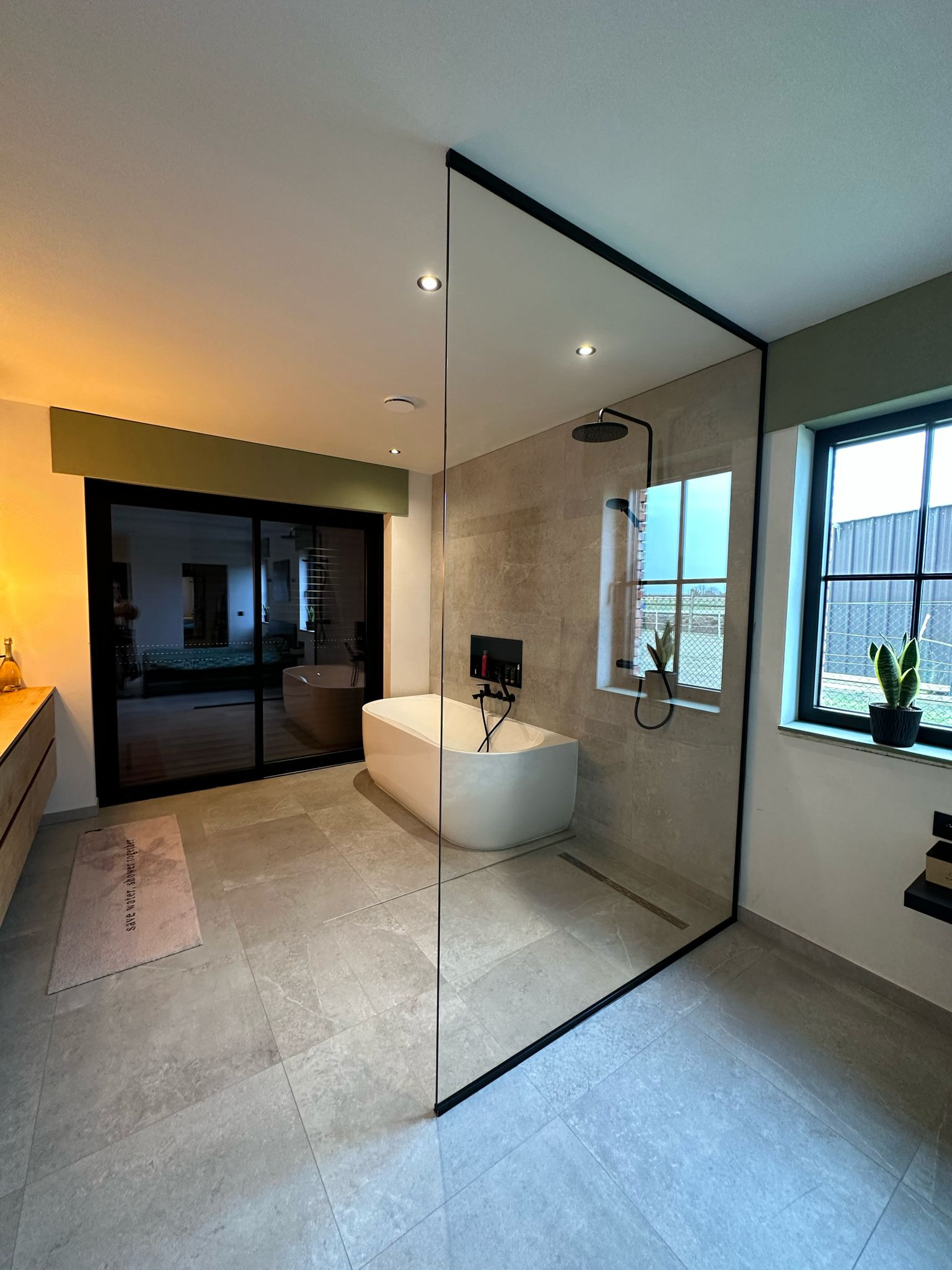 Ontdek inspirerende glazen deuren bij Construktglas: draaideuren, schuifdeuren en steellook deuren op maat. Meer licht, ruimte en een tijdloze uitstraling voor elk interieur.