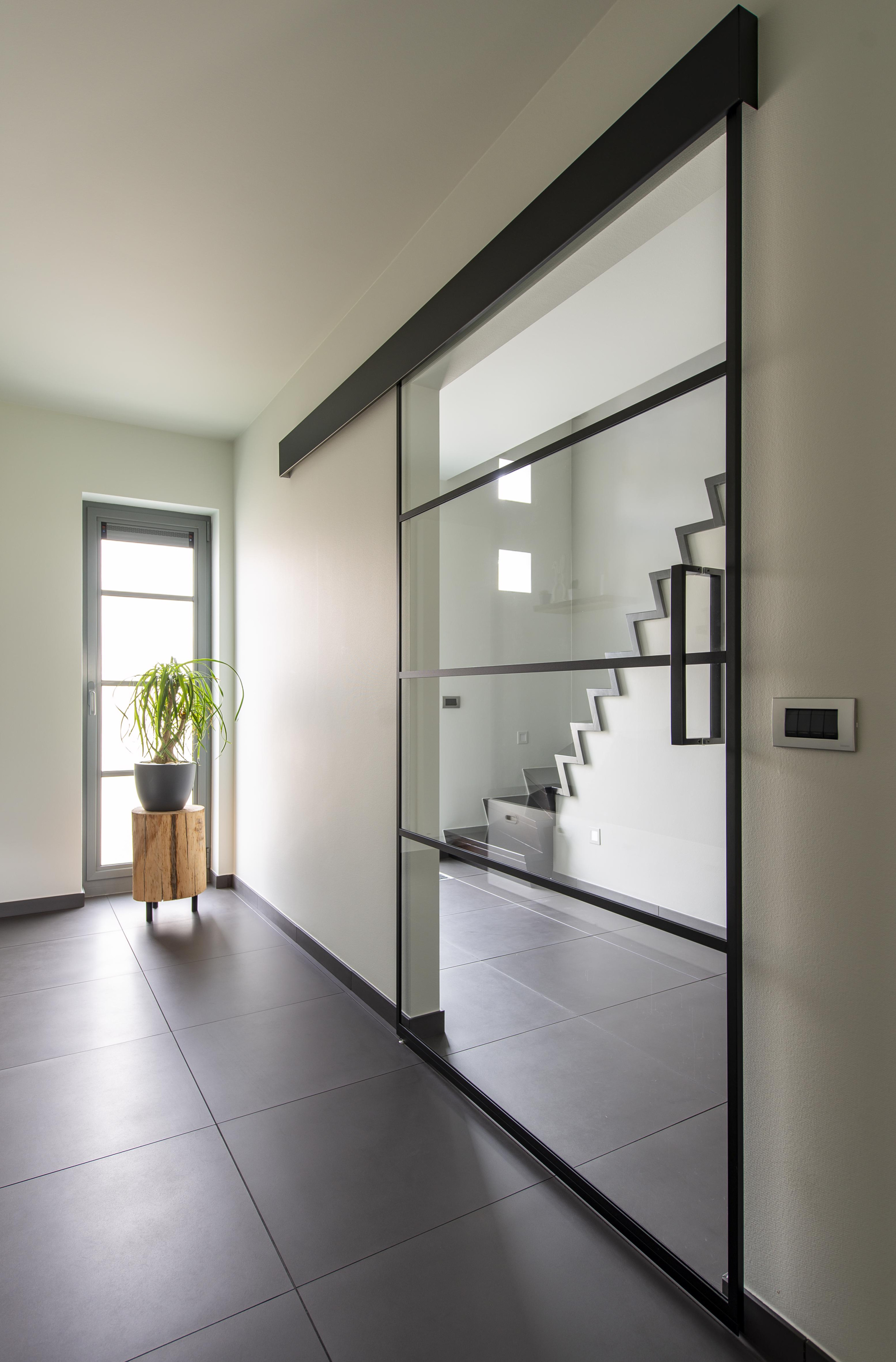 Steellook schuifdeur met glas in modern interieur – inspiratie Construktglas