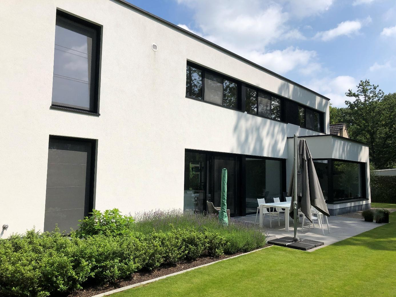 Stijlvolle screens en buitenzonwering op maat, in combinatie met vliegenramen.