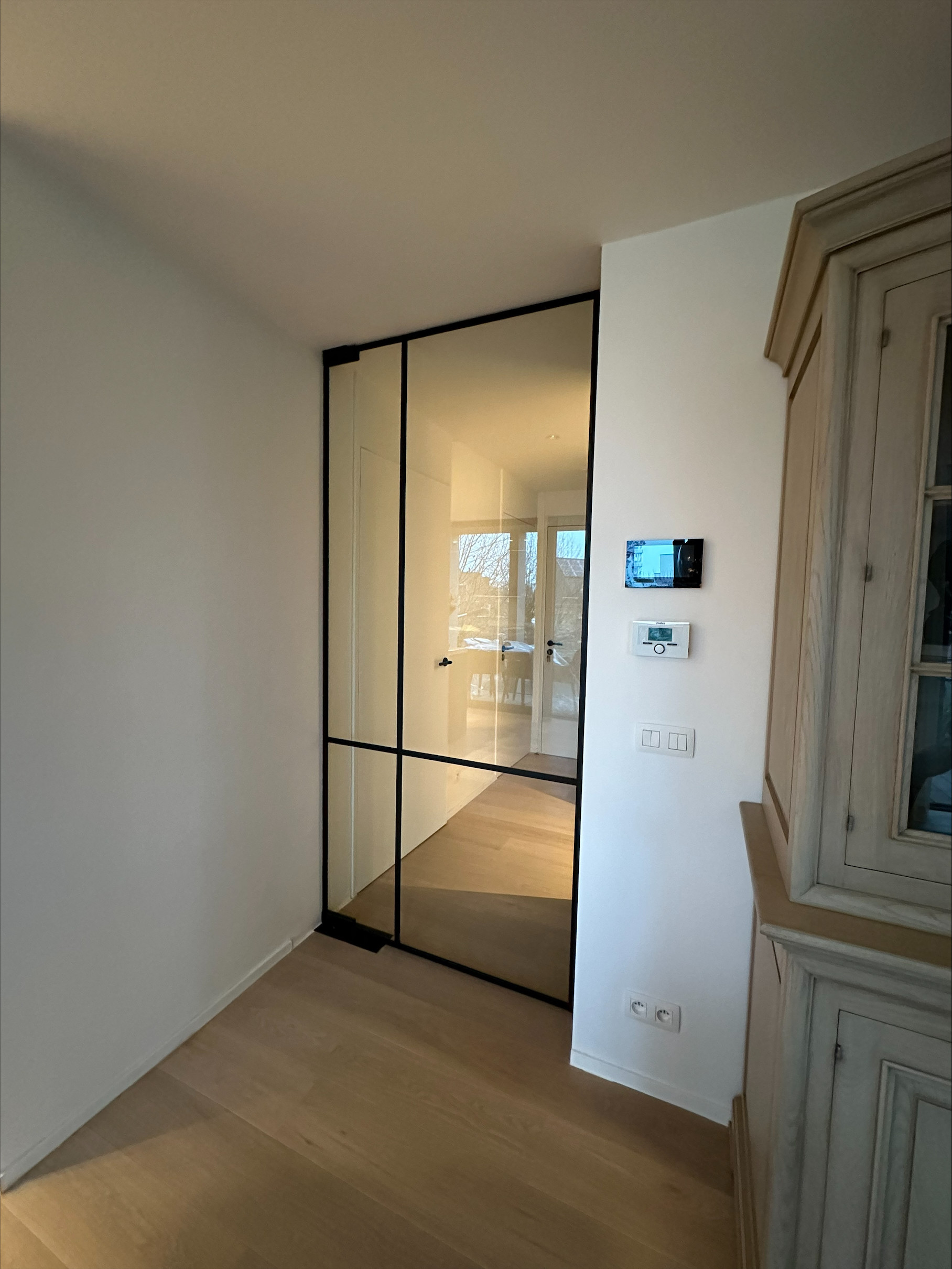 Elke steellook deur wordt volledig op maat ontworpen en vakkundig geplaatst door Construktglas.