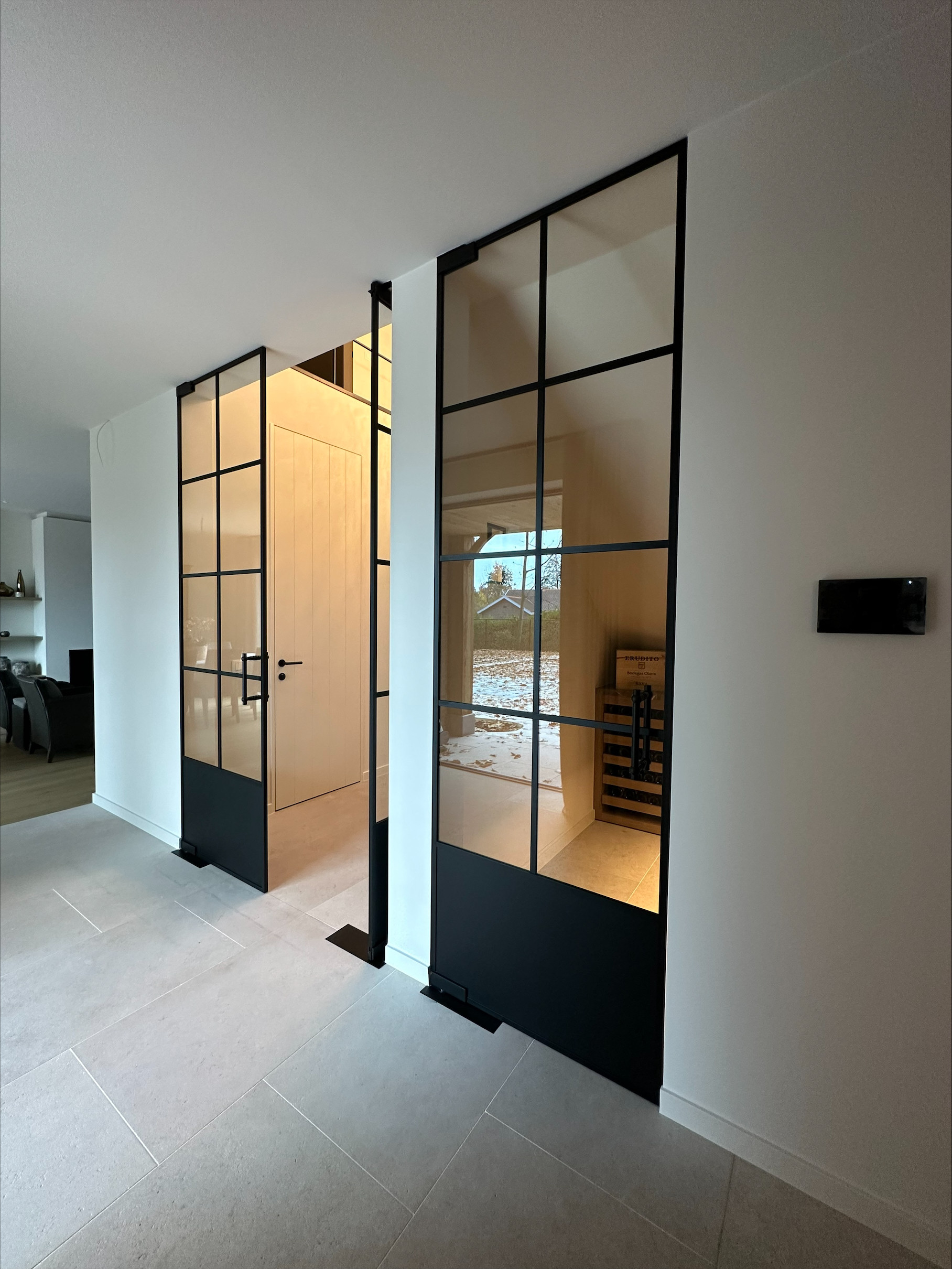 Combineer een steellook deur met een vaste glaswand voor extra lichtinval en architecturale meerwaarde.